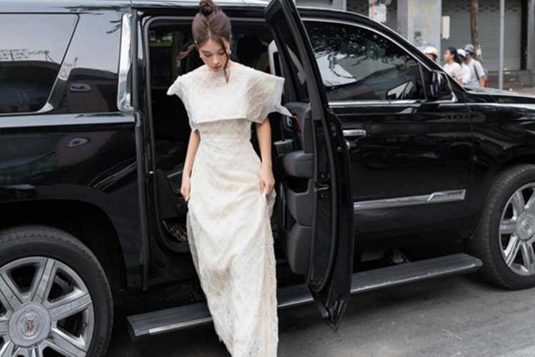 Đặc biệt, vào tháng 3/2019, khi làm giám khảo tại đêm thi tài năng nằm trong khuôn khổ cuộc thi do trường Đại học Sân khấu điện ảnh TP-HCM tổ chức, cô cũng gây trầm trồ khi xuất hiện cùng xế sang Cadillac Escalade.