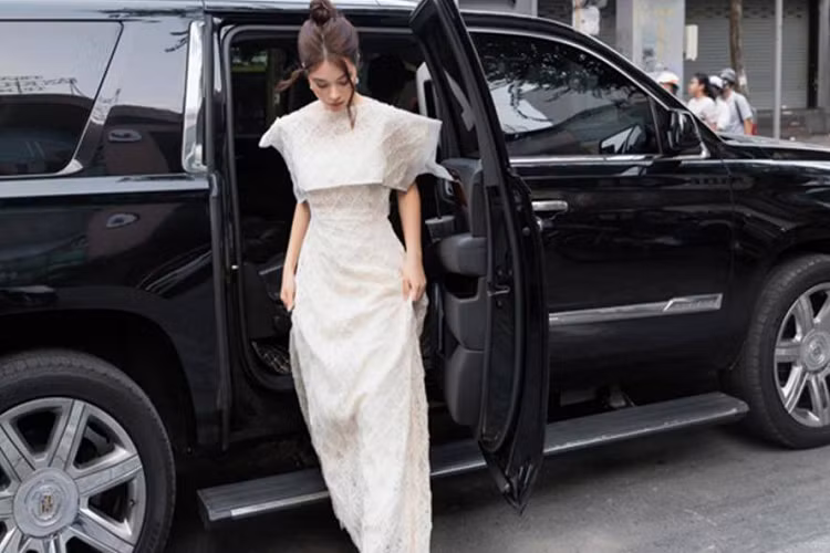 Đặc biệt, vào tháng 3/2019, khi làm giám khảo tại đêm thi tài năng nằm trong khuôn khổ cuộc thi do trường Đại học Sân khấu điện ảnh TP-HCM tổ chức, cô cũng gây trầm trồ khi xuất hiện cùng xế sang Cadillac Escalade.