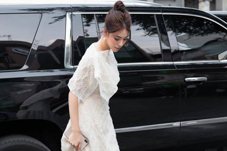 Chiếc xe được nhiều người ví như "khủng long" trên đường phố. Ở bên trong, không gian của xe mang phong cách thiết kế hiện đại, sang trọng cùng loạt trang bị tiện nghi.