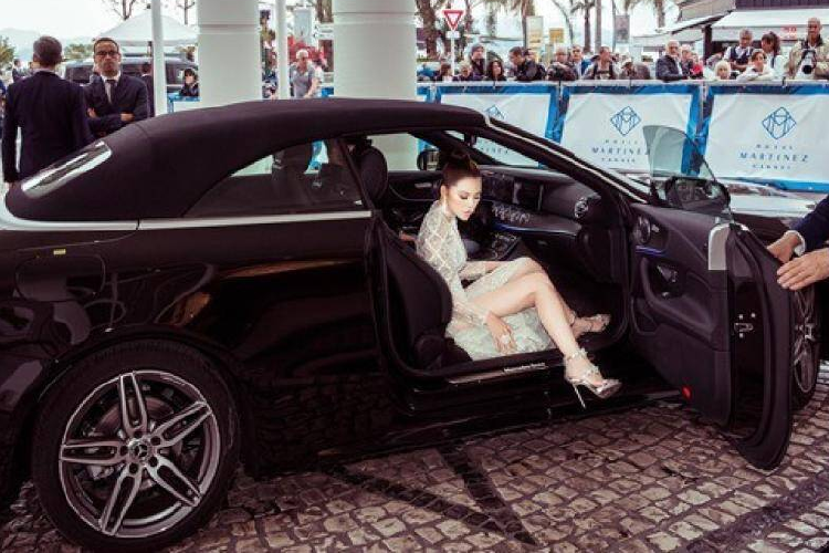 Cuối năm 2019, Jolie Nguyễn chia sẻ bức ảnh ngồi trên xế cổ màu đen huyền bí. Nổi tiếng chịu chi cho hàng hiệu, Jolie Nguyễn khiến dân mạng tò mò về chiếc xe hơi bạc tỷ được cho là mới tậu. Trước nghi vấn Jolie Nguyễn tậu xe sang, cô cho biết đây thực tế chỉ là hình ảnh hậu trường trong một buổi làm việc của cô cho một thương hiệu quốc tế