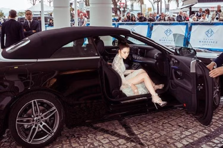 Cuối năm 2019, Jolie Nguyễn chia sẻ bức ảnh ngồi trên xế cổ màu đen huyền bí. Nổi tiếng chịu chi cho hàng hiệu, Jolie Nguyễn khiến dân mạng tò mò về chiếc xe hơi bạc tỷ được cho là mới tậu. Trước nghi vấn Jolie Nguyễn tậu xe sang, cô cho biết đây thực tế chỉ là hình ảnh hậu trường trong một buổi làm việc của cô cho một thương hiệu quốc tế