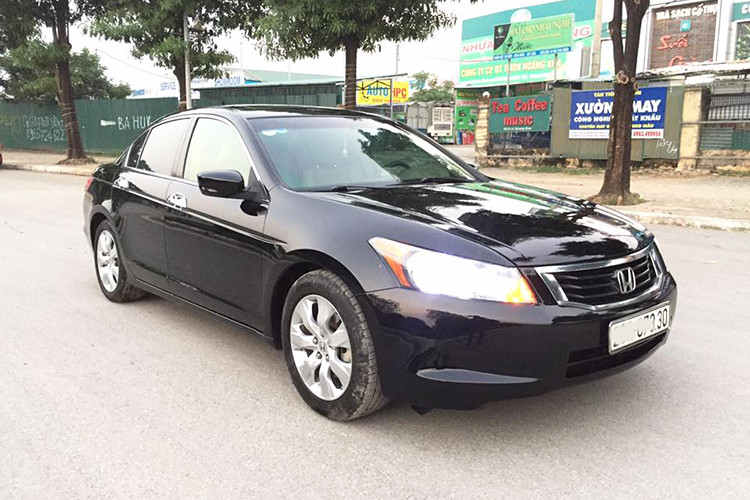 Mẫu xe sedan Honda Accord thuộc phân khúc hạng D cạnh tranh trực tiếp với đối thủ Toyota Camry. Ở thời điểm 2008, Honda Accord còn có một đối thủ khác là Hyundai Sonata. Sau 12 năm sử dụng, chủ nhân chiếc Honda Accord đời 2008 rao bán với giá khoảng hơn 400 triệu đồng.