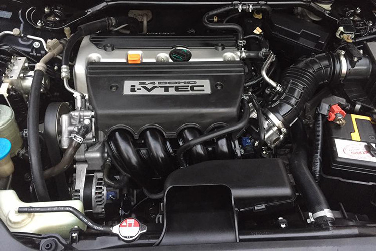 Honda Accord 2008 được tung ra thị trường với 2 loại động cơ; 2.4L và 3.5L V6 với nhiều phiên bản khác nhau ở các trang bị tiện nghi… Mặc dù dòng xe 2.4L có vẻ “bé” công suất nhưng thực tế nó lại là phiên bản có tính giá trị hơn cả, đặc biệt với thị trường Việt Nam.