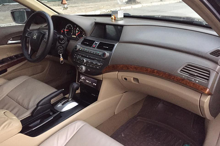 Khác với phong cách thiết kế ngoại thất, nội thất của các phiên bản xe Honda Accord đời từ sau 2005 đều được thiết kế theo hướng thanh lịch, nhã nhặn và sang trọng. Thiết kế theo hướng này của xe mặc dù không quá nổi bật, nhưng bù lại, vật liệu làm nội thất có chất lượng khá ổn định.