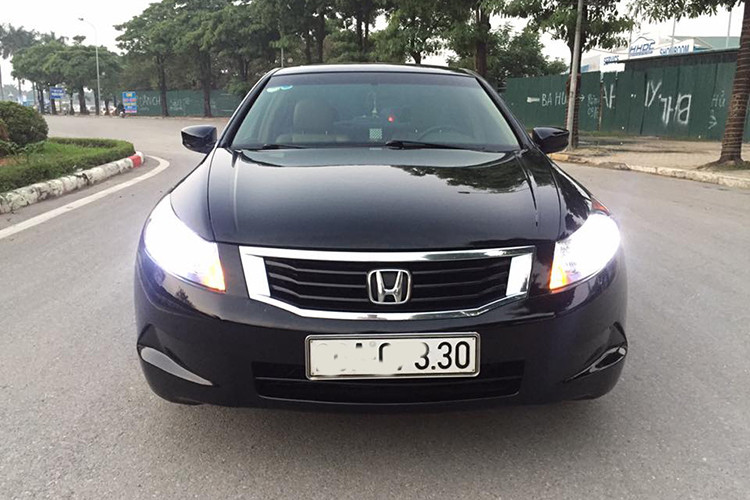 Nếu chọn mua xe Honda Accord cũ, khách hàng sẽ được tận hưởng không gian nội thất rộng rãi, vận hành êm ái, mạnh mẽ và đầm chắc hơn xe hạng A mới. Đổi lại một chiếc xe đã qua 12 năm sử dụng sẽ không thể “yên tâm” khi vận hành bằng một chiếc xe mới hoàn toàn, dù là xe hạng A.