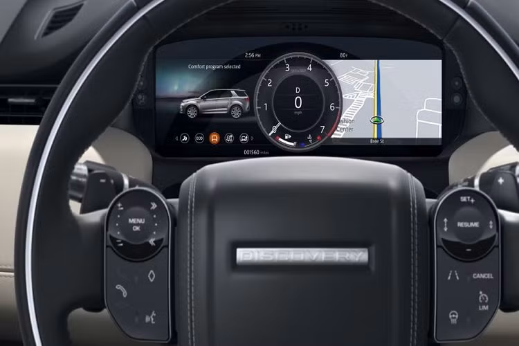 Ngoài ra, Land Rover Discovery còn có thêm tính năng Driveline Disconnect trên hệ dẫn động AWD, hoạt động theo cơ chế ngắt công suất từ trục bánh trước, truyền tới trục bánh sau trong những trường hợp cần tạo sự ổn định để giúp chiếc xe vượt qua các địa hình khó. Sau đó, xe có thể quay về chế độ AWD chỉ trong thời gian dưới 500 mili giây.