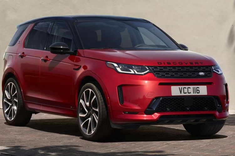 Cũng nằm trong danh sách trang bị tiêu chuẩn chính là cụm màn hình hiển thị Interactive Driver Display và ClearSight Ground View với kích thước 12,3-inch, cung cấp cho người lái khả năng quan sát địa hình ngay dưới gầm xe. Ở những vị trí khác, màn hình HUD Thế hệ 2 cung cấp các thông tin quan trọng với độ phân giải cao và đầy đủ màu sắc. Ngoài ra, danh sách trang bị tiêu chuẩn còn có thêm sạc điện thoại không dây.