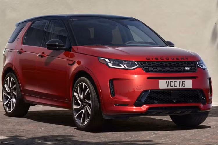 Cũng nằm trong danh sách trang bị tiêu chuẩn chính là cụm màn hình hiển thị Interactive Driver Display và ClearSight Ground View với kích thước 12,3-inch, cung cấp cho người lái khả năng quan sát địa hình ngay dưới gầm xe. Ở những vị trí khác, màn hình HUD Thế hệ 2 cung cấp các thông tin quan trọng với độ phân giải cao và đầy đủ màu sắc. Ngoài ra, danh sách trang bị tiêu chuẩn còn có thêm sạc điện thoại không dây.