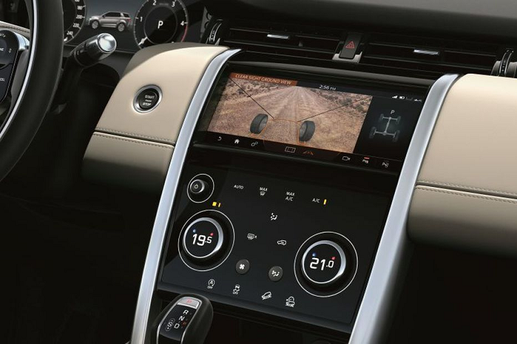 Về khả năng vận hành, Terrain Response 2 giờ đây đã trở thành trang bị tiêu chuẩn trên các dòng Discovery Sport, mang tới chế độ lái Auto giúp chiếc xe thích ứng với mọi điều kiện địa hình, bên cạnh các chế độ lái thông thường như Comfort, Sand, Grass-Gravel-Snow hay Mud &amp; Ruts.