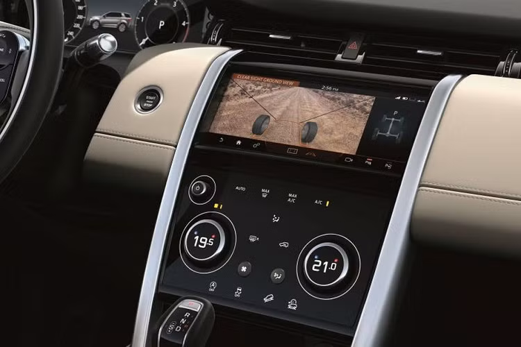 Về khả năng vận hành, Terrain Response 2 giờ đây đã trở thành trang bị tiêu chuẩn trên các dòng Discovery Sport, mang tới chế độ lái Auto giúp chiếc xe thích ứng với mọi điều kiện địa hình, bên cạnh các chế độ lái thông thường như Comfort, Sand, Grass-Gravel-Snow hay Mud &amp; Ruts.