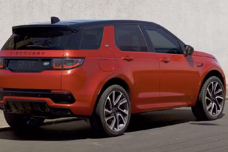 Những thay đổi này bao gồm các cụm đèn pha LED kiểu mới, đặc trưng với 2 dải đèn định vị ban ngày hình chữ U với hiệu ứng ánh sáng kiểu dòng chảy trong khi cụm đèn hậu vẫn giữ nguyên thiết kế của thế hệ trước.