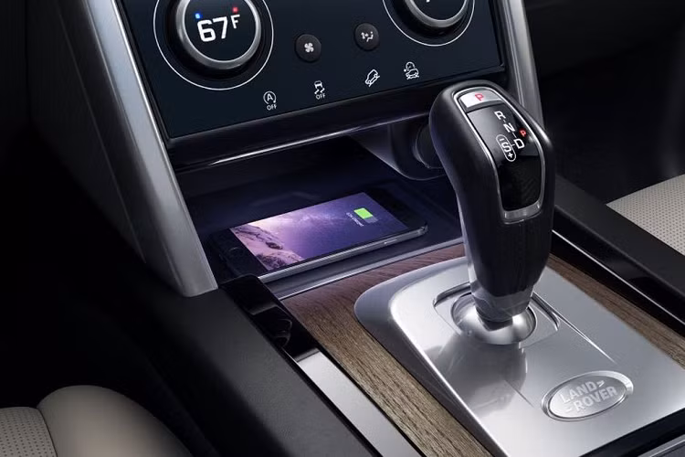 Ngoài ra, Land Rover đã trang bị trên Discovery 2020 tấm lưới tản nhiệt kiểu mới, cũng như tinh chỉnh lại bộ cản trước và sau. Về R-Dynamic, phiên bản mang tới một diện mạo “hung hăng” hơn với một số chi tiết như bộ cản trước và sau được thiết kế gọn gàng, các ống xả hầm hố hay những mảng ốp trùng màu ngoại thất.