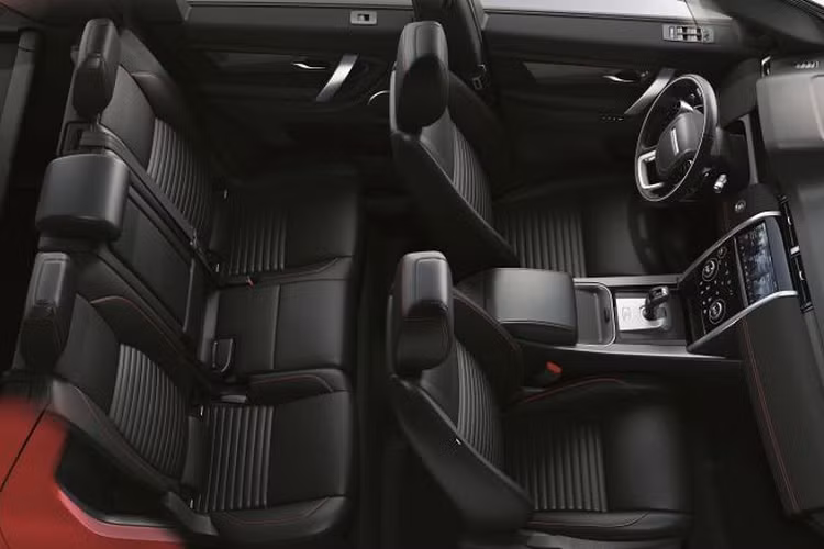 Trái tim của Discovery Sport R-Dynamic mới là khối động cơ xăng Ingenium Tăng áp 2.0 lít, sản sinh công suất 197 mã lực và 320 Nm mô-men xoắn, kết hợp với hộp số tự động ZF 9 cấp độ.