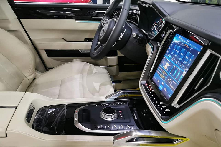 Mẫu SUV Zotye Z8L tại Việt Nam sở hữu kích thước dài x rộng x cao lần lượt là 4.910 x 1.933 x 1.755 mm. Diện mạo bên ngoài của Z8L nổi bật với lưới tản nhiệt kích thước lớn, tương tự nhiều mẫu xe cùng nhà khác, nối liền với cụm đèn pha. Đèn sương mù tích hợp hốc gió dưới nói liền cùng lưới tản nhiệt dưới.