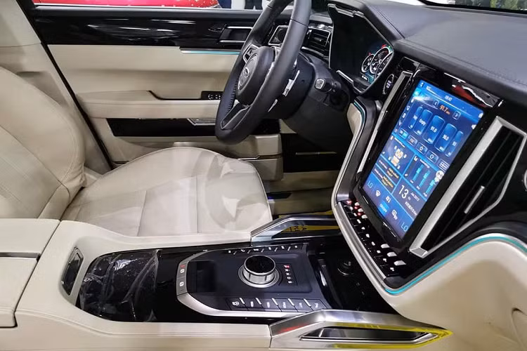 Mẫu SUV Zotye Z8L tại Việt Nam sở hữu kích thước dài x rộng x cao lần lượt là 4.910 x 1.933 x 1.755 mm. Diện mạo bên ngoài của Z8L nổi bật với lưới tản nhiệt kích thước lớn, tương tự nhiều mẫu xe cùng nhà khác, nối liền với cụm đèn pha. Đèn sương mù tích hợp hốc gió dưới nói liền cùng lưới tản nhiệt dưới.