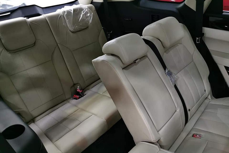 Khoang nội thất của Zotye Z8L có thiết kế khoa học, thoáng đãng và trông khá sang trọng với ghế ngồi bọc da, ghế lái chỉnh điện 6 hướng, ghế phụ chỉnh điện 4 hướng, vô lăng bọc da tích hợp nút điều khiển, cửa gió hàng ghế sau, đèn cảnh báo mở cửa, hệ thống báo lỗi tự động, núm xoay chuyển số bằng điện tử, chìa khóa thông minh, mở cốp thông minh bằng chân, cốp điện, màn hình giải trí 10 inch, hệ thống âm thanh 6 loa, điều hòa 2 vùng tự động,...