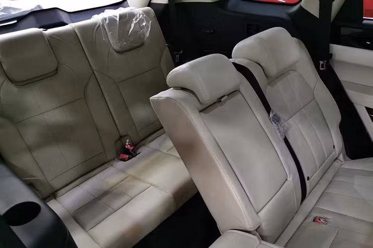 Khoang nội thất của Zotye Z8L có thiết kế khoa học, thoáng đãng và trông khá sang trọng với ghế ngồi bọc da, ghế lái chỉnh điện 6 hướng, ghế phụ chỉnh điện 4 hướng, vô lăng bọc da tích hợp nút điều khiển, cửa gió hàng ghế sau, đèn cảnh báo mở cửa, hệ thống báo lỗi tự động, núm xoay chuyển số bằng điện tử, chìa khóa thông minh, mở cốp thông minh bằng chân, cốp điện, màn hình giải trí 10 inch, hệ thống âm thanh 6 loa, điều hòa 2 vùng tự động,...