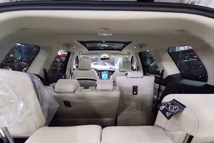 Các trang bị ngoại thất của xe gồm có gạt mưa sau, cửa sổ trời toàn cảnh, gương gập và sấy điện, đèn logo, mâm đúc, giá nóc, hệ thống ống xả thể thao, đuôi xá, kính an toàn phía sau.