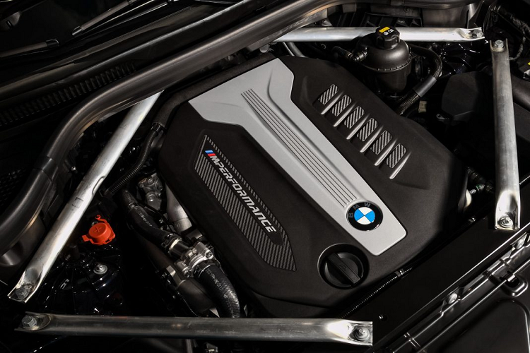 Trên hai phiên bản dùng động cơ Quad-Turbo Diesel 3.0l của BMW này, xe sỡ hữu ngoại thất màu xanh sẫm với một loạt các trang bị tiêu chuẩn cao cấp như đèn pha laser, lái xe bán tự động, màn hình hiển thị thông tin ảo, hệ thống âm thanh cao cấp Harman Kardon, kính cách âm cùng gói, trang trí “Crafted Clarity” bên trong khoang nội thất cùng bậc cửa phát sáng với logo “Final Edition”.