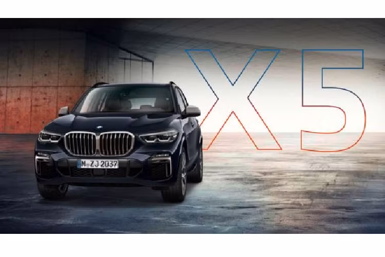 BMW X7 M50d 2021 mới cũng được trang bị động cơ tương tự với cùng sức mạnh, tuy nhiên chiếc xe này nặng hơn nên chính vì thế mà nó mất tới 5,4 giây để có thể đạt 100 km/h và tốc độ tối đa mà xe có thể đạt được là 250 km/h.