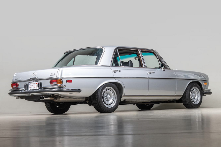 Hơn nữa, hộp số và cầu sau cũng được tu sửa. Hệ thống treo trước và bót tay lái (hộp lái trợ lực) cũng được thay thế. Xe trang bị bộ mâm 15 inch mới. Thêm nữa, chiếc xe cũng được lột sạch lớp sơn cũ và được sơn lại trong màu sơn ban đầu. MBI Motor cũng trang trí lại nội thất bằng chất liệu bọc da bên trong.