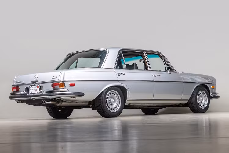 Hơn nữa, hộp số và cầu sau cũng được tu sửa. Hệ thống treo trước và bót tay lái (hộp lái trợ lực) cũng được thay thế. Xe trang bị bộ mâm 15 inch mới. Thêm nữa, chiếc xe cũng được lột sạch lớp sơn cũ và được sơn lại trong màu sơn ban đầu. MBI Motor cũng trang trí lại nội thất bằng chất liệu bọc da bên trong.