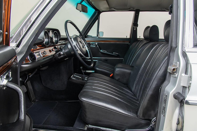 Lịch sử đặc biệt của chiếc 300 SEL 6.3 trong bài bắt đầu từ năm 1990, khi nó được mua bởi Dan Smith, một người đam mê xe Mercedes, người đã săn lùng chiếc 300 SEL 6.3 tốt nhất trên thế giới. Ông đã thuê MBI Motor của Portland, Oregon (Hoa Kỳ) để khôi phục hoàn toàn chiếc xe đến mức cao nhất có thể, bất kể giá nào. Trong suốt quá trình phục hồi, nhiều bộ phận cũ - mới đã được thay thế.