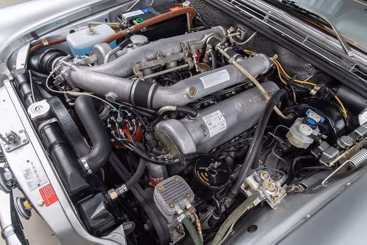 Kết quả, hãng xe Đức đã có một mẫu xe hạng sang nặng gần 2 tấn với hiệu suất của một chiếc xe cơ bắp. Ở thời điểm ra mắt, Mercedes-Benz 300 SEL 6.3 là chiếc sedan 4 cửa nhanh nhất thế giới. Lúc bấy giờ, khối động cơ V8 6.3L này sử dụng công nghệ phun xăng điện tử của Bosch có công suất 300 mã lực tải dải vòng tua 4100 vòng/phút và momen xoắn cực đại 588 Nm tại 3000 vòng/phút. Tốc độ tối đa xe ở mức 220km/h.