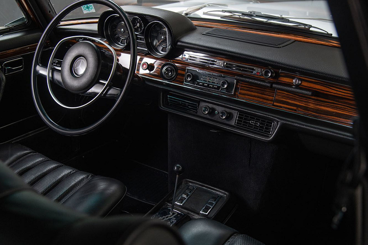 Có tổng cộng 6.526 chiếc Mercedes 300 SEL 6.3 đời 1969 được sản xuất và mặc dù chúng sẽ ngốn kha khá tiền để bảo dưỡng và sửa chữa, mẫu xe này lại là một món cực kỳ giá trị và hiếm với các nhà sưu tầm xe.