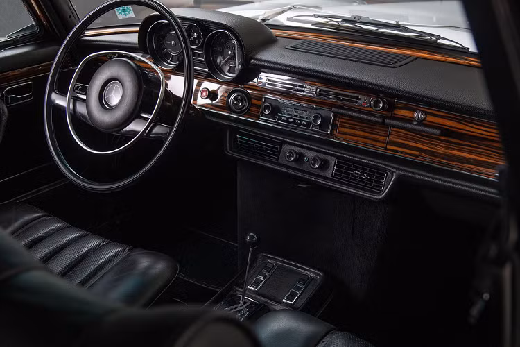 Có tổng cộng 6.526 chiếc Mercedes 300 SEL 6.3 đời 1969 được sản xuất và mặc dù chúng sẽ ngốn kha khá tiền để bảo dưỡng và sửa chữa, mẫu xe này lại là một món cực kỳ giá trị và hiếm với các nhà sưu tầm xe.