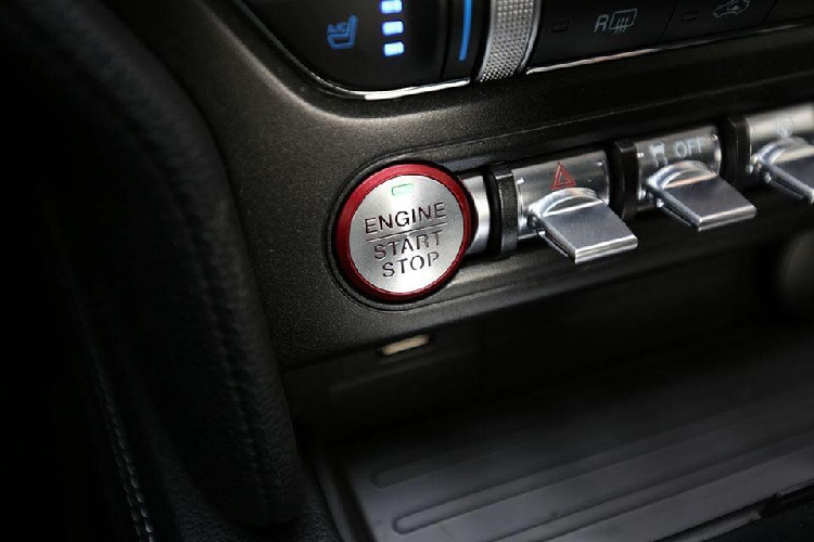 Vẻ đẹp của bảng đồng hồ trên chiếc Ford Mustang 55th Edition đầu tiên về Hà Nội. Chiếc xe thể thao Ford Mustang 55th Edition đầu tiên về Hà Nội vẫn sử dụng động cơ EcoBoost, 4 xy-lanh, dung tích 2.3 lít. Xe sản sinh ra công suất tối đa 310 mã lực và mô-men xoắn cực đại 474 Nm. Động cơ trên Ford Mustang đời 2018 sẽ đi cùng với hộp số tự động 10 cấp mới thay vì loại tự động 6 tốc độ của phiên bản trước.