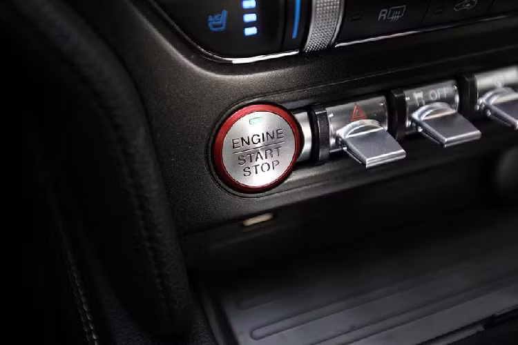 Vẻ đẹp của bảng đồng hồ trên chiếc Ford Mustang 55th Edition đầu tiên về Hà Nội. Chiếc xe thể thao Ford Mustang 55th Edition đầu tiên về Hà Nội vẫn sử dụng động cơ EcoBoost, 4 xy-lanh, dung tích 2.3 lít. Xe sản sinh ra công suất tối đa 310 mã lực và mô-men xoắn cực đại 474 Nm. Động cơ trên Ford Mustang đời 2018 sẽ đi cùng với hộp số tự động 10 cấp mới thay vì loại tự động 6 tốc độ của phiên bản trước.