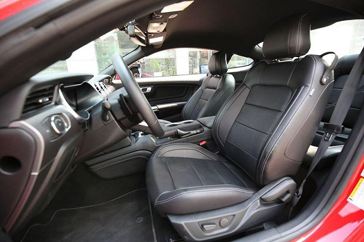 Diện mạo của chiếc xe thể thao Ford Mustang 55th Edition đầu tiên ở Hà Nội khi nhìn từ bên hông xe. Trong khi đó, còn có một chiếc xe Ford Mustang 55th Edition khác về Việt Nam nhưng cư trú ở Sài thành. So với phiên bản 2017, Ford Mustang đời 2019 này có nâng cấp nhẹ ngoại hình với đèn pha, nắp capô và cản va sau thiết kế lại.