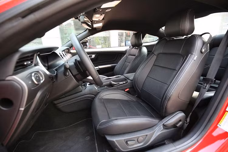 Diện mạo của chiếc xe thể thao Ford Mustang 55th Edition đầu tiên ở Hà Nội khi nhìn từ bên hông xe. Trong khi đó, còn có một chiếc xe Ford Mustang 55th Edition khác về Việt Nam nhưng cư trú ở Sài thành. So với phiên bản 2017, Ford Mustang đời 2019 này có nâng cấp nhẹ ngoại hình với đèn pha, nắp capô và cản va sau thiết kế lại.