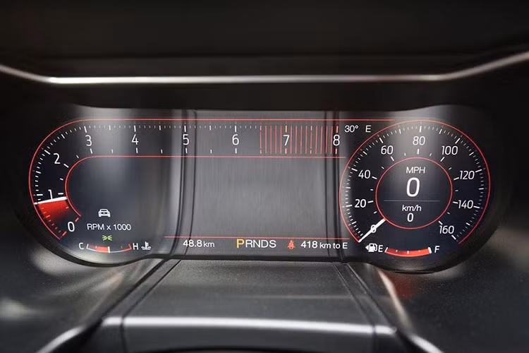 Cận cảnh bên trong khoang lái của mẫu xe thể thao Ford Mustang 55th Edition đầu tiên về Hà Nội. Khác với chiếc xe Ford Mustang 55th Edition ở Sài thành có ghế ngồi bọc da 2 màu tương phản, mẫu xe thể thao Ford Mustang 55th Edition ở Hà Nội được bọc duy nhất màu đen.