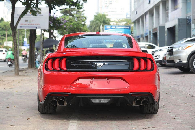 Ở bên ngoài dòng xe Ford Mustang 55th Edition không có nhiều sự thay đổi hay điểm nhấn ở ngoại hình so với các phiên bản tiêu chuẩn. Ngoại thất chiếc Ford Mustang 55th Edition về Hà Nội có màu sơn đỏ với các chi tiết sơn màu đen để tạo điểm nhấn.
