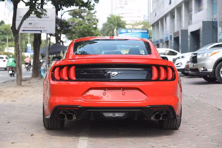 Ở bên ngoài dòng xe Ford Mustang 55th Edition không có nhiều sự thay đổi hay điểm nhấn ở ngoại hình so với các phiên bản tiêu chuẩn. Ngoại thất chiếc Ford Mustang 55th Edition về Hà Nội có màu sơn đỏ với các chi tiết sơn màu đen để tạo điểm nhấn.