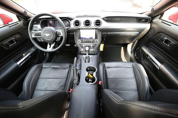 Vòng ra phía đuôi xe, Ford Mustang 55th Edition có một sự nâng cấp nhẹ ở ống xả khi có trang bị ống xả kép ở 2 bên nhằm mang đến tiếng nổ uy lực hơn so với ống xả đơn trên các dòng xe Ford Mustang xuất hiện trước đó tại Việt Nam.