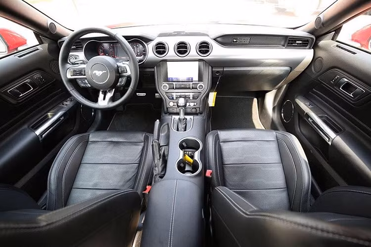 Vòng ra phía đuôi xe, Ford Mustang 55th Edition có một sự nâng cấp nhẹ ở ống xả khi có trang bị ống xả kép ở 2 bên nhằm mang đến tiếng nổ uy lực hơn so với ống xả đơn trên các dòng xe Ford Mustang xuất hiện trước đó tại Việt Nam.