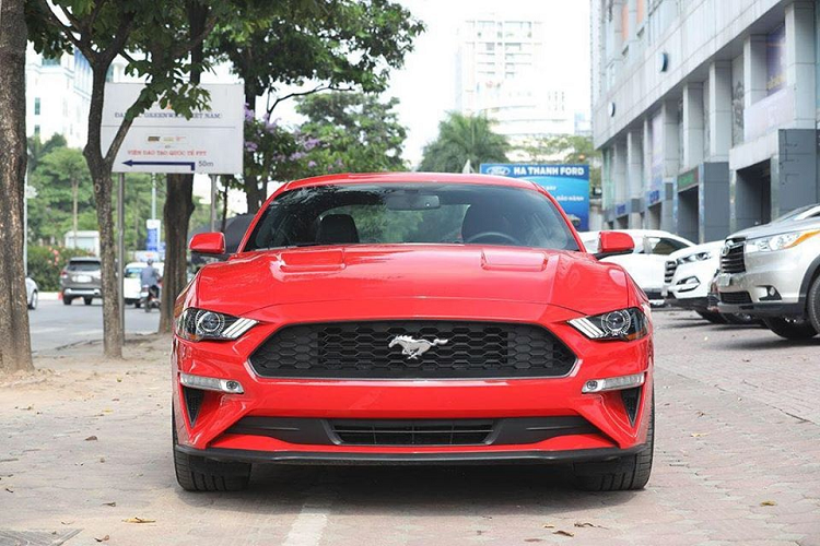 Số lượng dòng xe thể thao Ford Mustang mới thế hệ thứ 6 tại Việt Nam đã có hơn 60 chiếc, vì thế, giới mê xe đã bắt đầu nhẵn mặt với các mẫu xe này dù có không ít xe thuộc bản nâng cấp đời 2018. Tuy nhiên, gần đây các bạn trẻ đã có dịp xôn xao với hình ảnh một chiếc xe thể thao Ford Mustang màu sơn đỏ mới về Hà Nội.