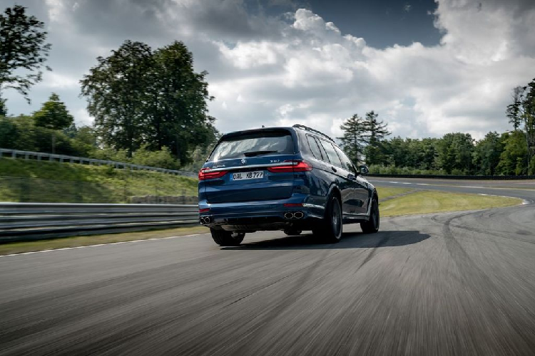 Về trải nghiệm lái thực tế, Alpina XB7 2021 có khả năng vận hành mạnh mẽ và thể thao đúng như những con số chính thức được hãng xe công bố. Đạp mạnh chân ga XB7 và âm thanh uy lực đến từ khối động cơ V8 tăng áp kép chắc chắn sẽ trở nên đặc biệt thu hút đối với mọi tín đồ tốc độ. Sự kết hợp giữa lực kéo khổng lồ và hộp số tự động 8 cấp ZF đã được tinh chỉnh lại để tính toán chi tiết thời điểm tăng tốc và mang đến những thao tác mượt mà, trơn tru nhất.