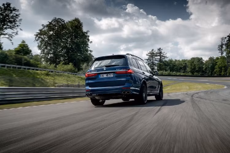 Về trải nghiệm lái thực tế, Alpina XB7 2021 có khả năng vận hành mạnh mẽ và thể thao đúng như những con số chính thức được hãng xe công bố. Đạp mạnh chân ga XB7 và âm thanh uy lực đến từ khối động cơ V8 tăng áp kép chắc chắn sẽ trở nên đặc biệt thu hút đối với mọi tín đồ tốc độ. Sự kết hợp giữa lực kéo khổng lồ và hộp số tự động 8 cấp ZF đã được tinh chỉnh lại để tính toán chi tiết thời điểm tăng tốc và mang đến những thao tác mượt mà, trơn tru nhất.