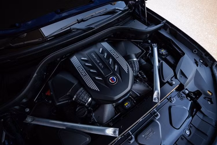 Để cả 2 thương hiệu đều có thể tồn tại một cách độc lập trên thị trường và tránh trùng lặp với các sản phẩm của bộ phận M Performance, Alpina thường sẽ sử dụng những đường nét thiết kế mềm mại, thanh lịch và sang trọng hơn. Nhìn vào chiếc Alpina XB7 2021 mới này có thể nhận thấy một diện mạo bề thế, thể thao đặc trưng nhưng vẫn duy trì được vẻ đẹp lịch lãm đáng kinh ngạc.