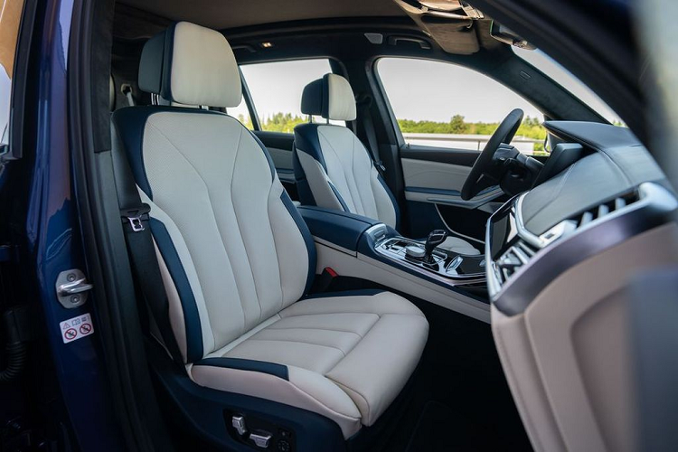 Để làm được điều này, Alpina XB7 2021 được bổ sung thêm 2 cửa nạp turbo lớn hơn, hệ thống tản nhiệt mới và hệ thống ống xả thép không gỉ nâng cấp. Như vậy, Alpina XB7 2021 mạnh hơn X7 M50i đến 91 mã lực và 50 Nm, hứa hẹn mang tới hiệu năng vận hành mạnh mẽ và đỉnh cao hơn. Khả năng tăng tốc 0 - 100 km/h của XB7 được Alpina công bố là 4.0 giây, vận tốc tối đa 290 km/h.