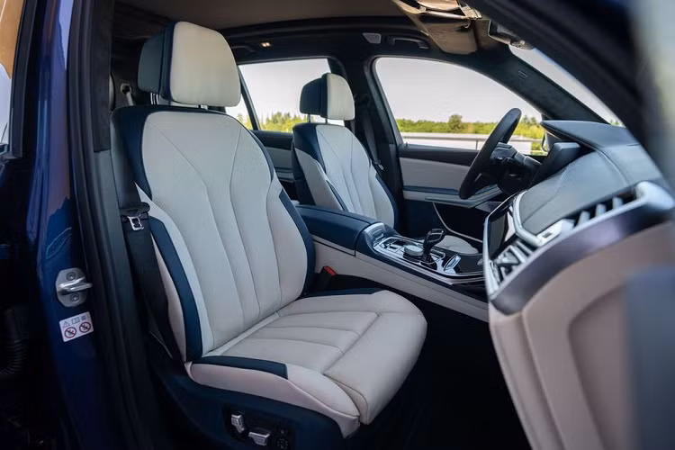 Để làm được điều này, Alpina XB7 2021 được bổ sung thêm 2 cửa nạp turbo lớn hơn, hệ thống tản nhiệt mới và hệ thống ống xả thép không gỉ nâng cấp. Như vậy, Alpina XB7 2021 mạnh hơn X7 M50i đến 91 mã lực và 50 Nm, hứa hẹn mang tới hiệu năng vận hành mạnh mẽ và đỉnh cao hơn. Khả năng tăng tốc 0 - 100 km/h của XB7 được Alpina công bố là 4.0 giây, vận tốc tối đa 290 km/h.