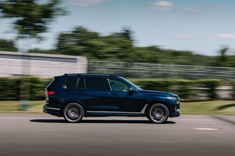  Chắc chắn rằng BMW sẽ không có ý định phát triển một phiên bản M Performance cho mẫu X7. Do đó, XB7 có khả năng sẽ trở thành biến thể hàng đầu cho dòng SUV hạng sang cỡ lớn này. Alpina XB7 2021 có mức giá khởi điểm 141.300 USD (khoảng 3.275 tỷ đồng), chưa bao gồm 995 USD (khoảng 23 triệu đồng) phí vận chuyển. Theo kế hoạch, Alpina sẽ chính thức bàn giao những sản phẩm đầu tiên vào tháng 9 năm nay.