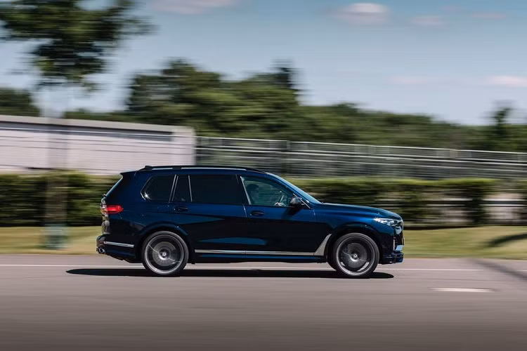  Chắc chắn rằng BMW sẽ không có ý định phát triển một phiên bản M Performance cho mẫu X7. Do đó, XB7 có khả năng sẽ trở thành biến thể hàng đầu cho dòng SUV hạng sang cỡ lớn này. Alpina XB7 2021 có mức giá khởi điểm 141.300 USD (khoảng 3.275 tỷ đồng), chưa bao gồm 995 USD (khoảng 23 triệu đồng) phí vận chuyển. Theo kế hoạch, Alpina sẽ chính thức bàn giao những sản phẩm đầu tiên vào tháng 9 năm nay.