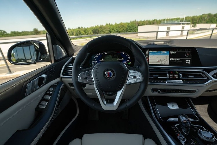 Với mức giá xe Alpina XB7 2021 là 141.300 USD (khoảng 3.275 tỷ đồng), đây được xem là một sự lựa chọn đầy tinh tế khi so sánh với những chiếc SUV siêu sang 7 chỗ như Bentley Bentayga và biến thể AMG - Maybach của Mercedes GLS. XB7 sở hữu cản trước mới sắc sảo hơn cùng dòng chữ “ALPINA” nêu bật sức mạnh thương hiệu.