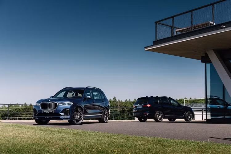 Mặc dù đã có khá nhiều sản phẩm xe hơi hiệu suất cao dựa trên nguyên mẫu của BMW, nhưng hiện Alpina vẫn là một thương hiệu hoàn toàn độc lập. Mới đầu, thương hiệu xe sang Alpina được biết đến như một nhà sản xuất các thiết bị văn phòng, sau đó đa dạng hóa thành các bộ phận và trang bị độ cho BMW vào những năm 1960.