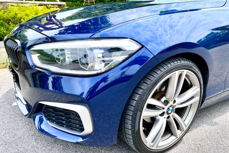 BMW 1-Series sở hữu kích thước (DxRxC) lần lượt 4.329 x 1.984 x 1.440 mm, cùng chiều dài cơ sở 2.690mm và khoảng sáng gầm xe 140mm. Với kích thước này, 1 Series dễ dàng luồn lách tốt trong các thành phố đông đúc.